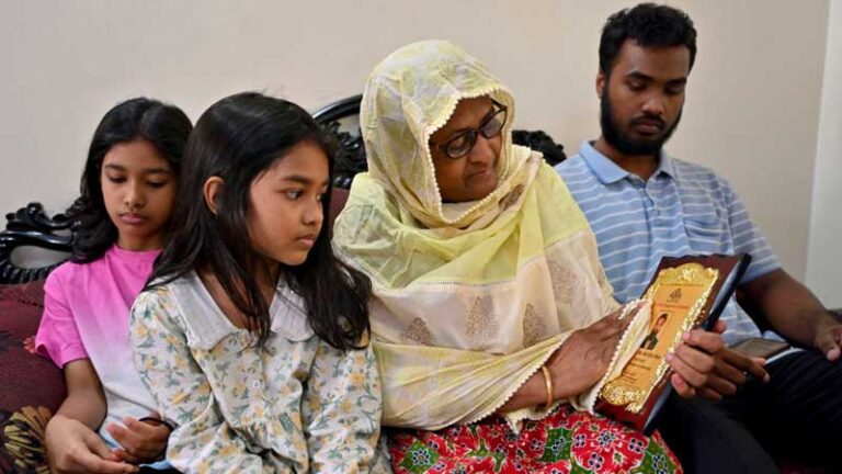 বুকের ধন জিম্মি রেখে ঈদ হয় কি করে, পথচেয়ে ২৩ নাবিকের পরিবার