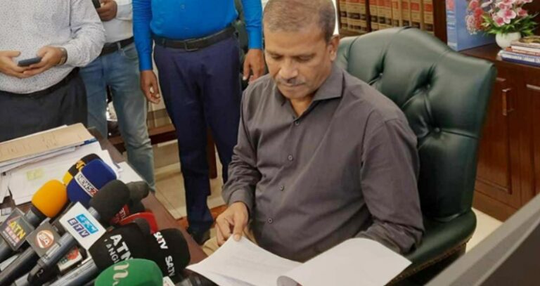 হাসিনার পদত্যাগ ইস্যুতে রাষ্ট্রপতি মিথ্যাচার করেছেন : আসিফ নজরুল