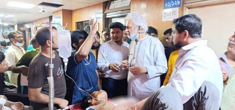 তাঁতিবাজারে মণ্ডপে আহতদের দেখতে গেলেন স্থানীয় সরকার উপদেষ্টা