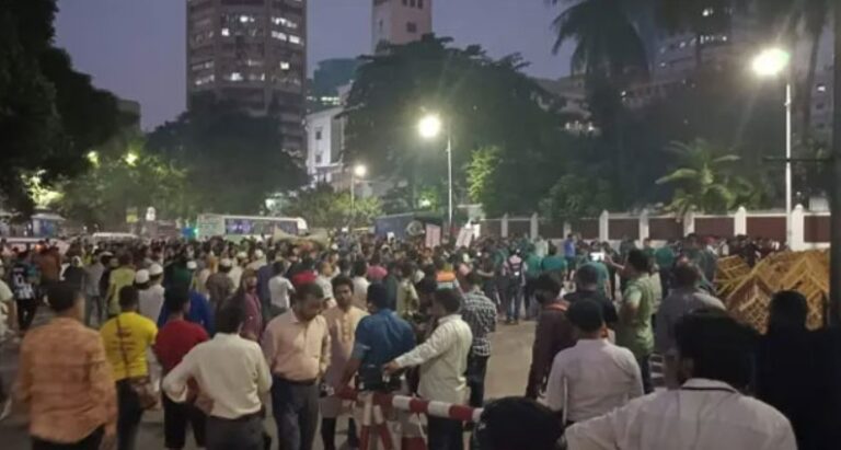 ব্যারিকেড ভেঙে বঙ্গভবনে প্রবেশের চেষ্টা, গুলিবিদ্ধ ২