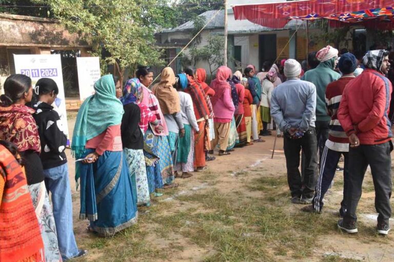 ‘ইন্ডিয়া’ না ‘এনডিএ’? মহারাষ্ট্র ও ঝাড়খণ্ডের মসনদে কে বসবে, চূড়ান্ত হবে বুধে, চলছে ভোটগ্রহণ