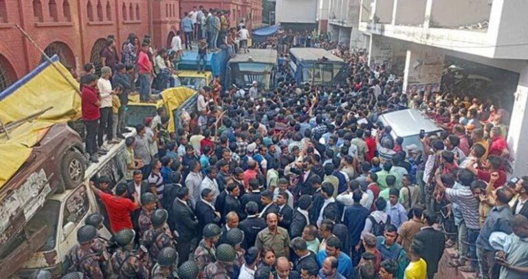 চট্টগ্রামে ইসকন সমর্থক ও আইনশৃঙ্খলা বাহিনীর ব্যাপক সংঘর্ষ