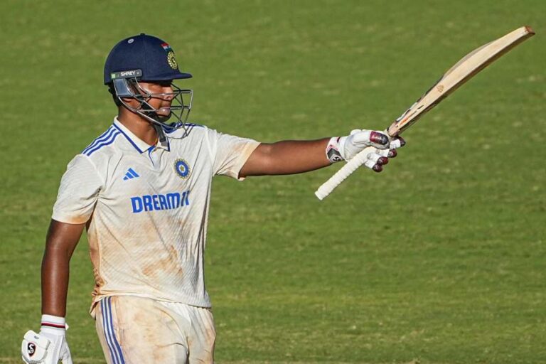 এক দিন অন্তর খেলত ৫০০ বল! জমি বিক্রি করে দেওয়া বাবার ‘হাত ধরে’ আইপিএলে ১৩ বছরের কোটিপতি বৈভব