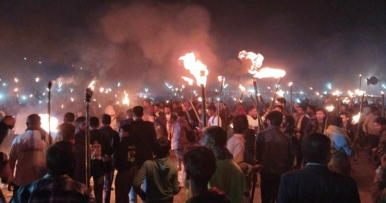 মশাল প্রজ্জ্বলন করে ভারতীয় পানি আগ্রাসনের প্রতিবাদ জানালো তিস্তা পাড়ের মানুষ