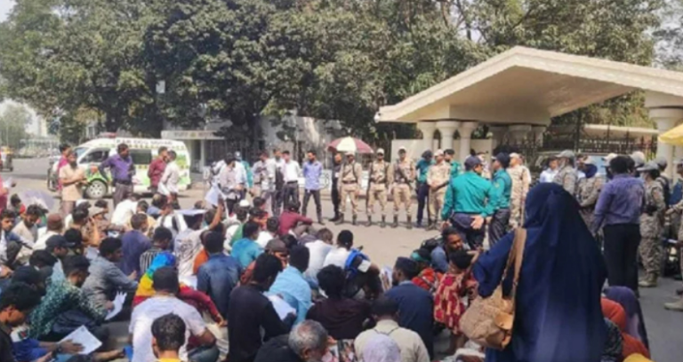 প্রধান উপদেষ্টার কার্যালয়ে সামনে অবস্থান নিয়েছেন জুলাই আন্দোলনে আহতরা