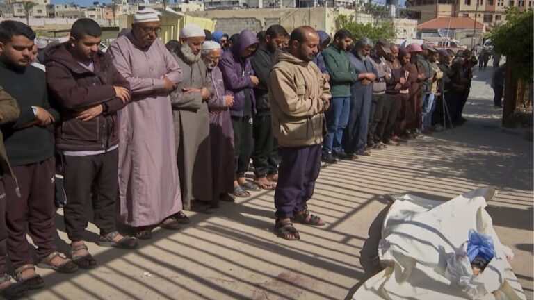 যুদ্ধেই জন্ম নিয়ে যুদ্ধেই শহীদ শিশুটি