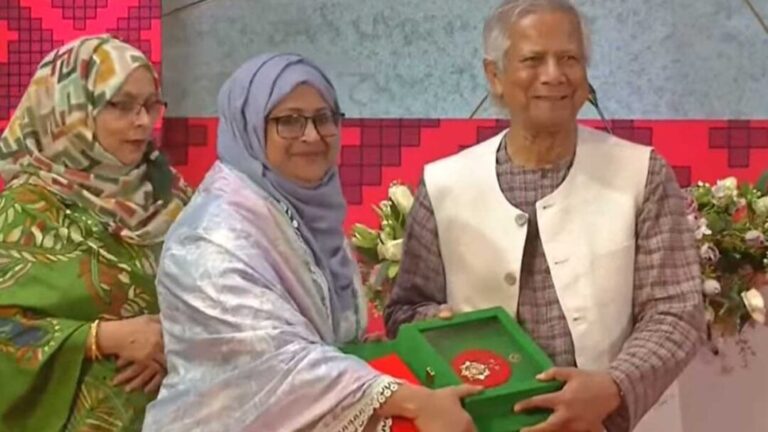 ৭ বিশিষ্ট ব্যক্তির হাতে স্বাধীনতা পুরস্কার তুলে দিলেন প্রধান উপদেষ্টা