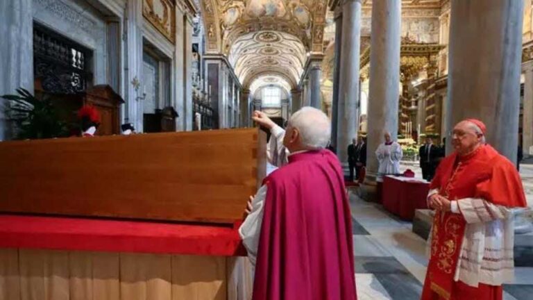 ইতালির রোমে গির্জায় সমাহিত পোপ ফ্রান্সিস