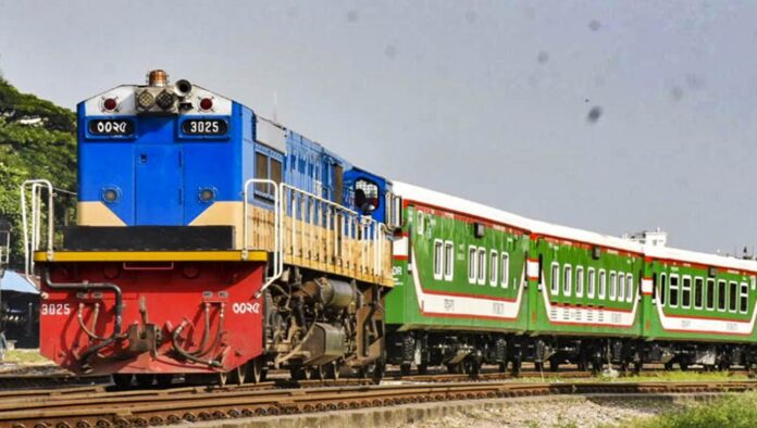 ঈদযাত্রায় ট্রেনের শেষ দিনের টিকিট বিক্রি শুরু ঈদযাত্রায় ট্রেনের শেষ দিনের টিকিট বিক্রি শুরু