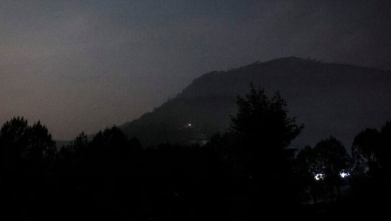 কাশ্মীরজুড়ে ব্ল্যাকআউট ও সাইরেনের শব্দ