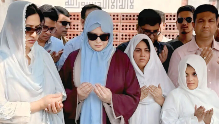 কোকোর কবর জিয়ারত করলেন ডা. জোবাইদা ও শর্মিলা