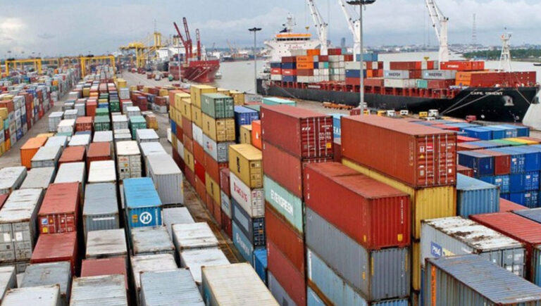 চট্টগ্রাম বন্দরে রেকর্ড কনটেইনার জট: শুল্কায়ন জটিলতায় ধীরগতি