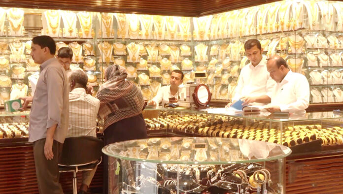 বাজারে নতুন দামে বিক্রি হচ্ছে স্বর্ণ