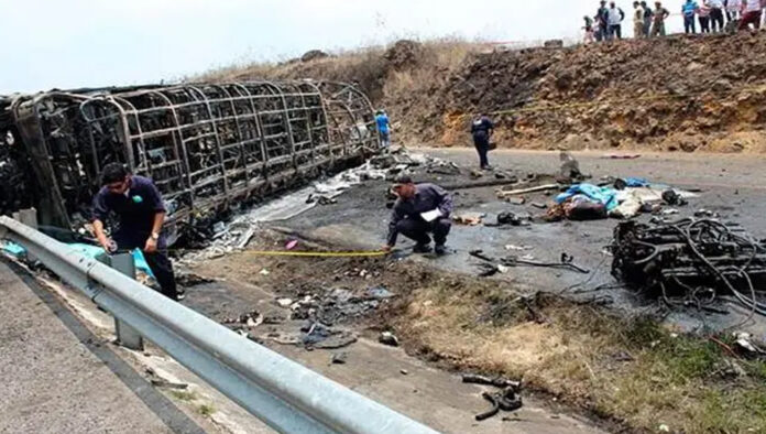 মেক্সিকোতে মর্মান্তিক দুর্ঘটনায় নিহত ২১ মেক্সিকোতে মর্মান্তিক দুর্ঘটনায় নিহত ২১