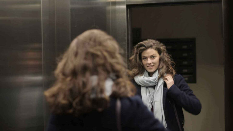 লিফটের ভেতর যে কারণে আয়না থাকে