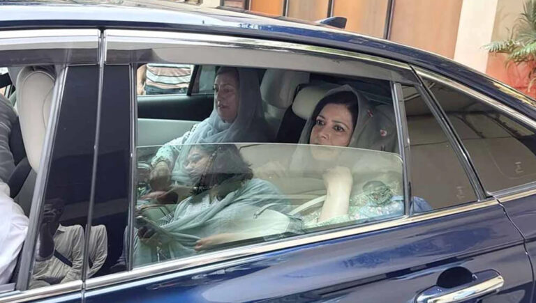 হাসপাতাল থেকে মাকে বাসায় নিলেন জোবাইদা রহমান