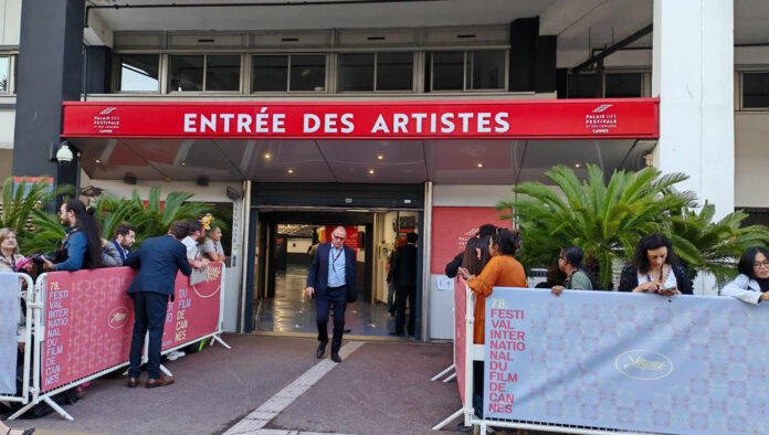 ৩৬০ মিনিটের অপেক্ষা শেষেও দেখা মেলেনি বলিউড অভিনেত্রীর