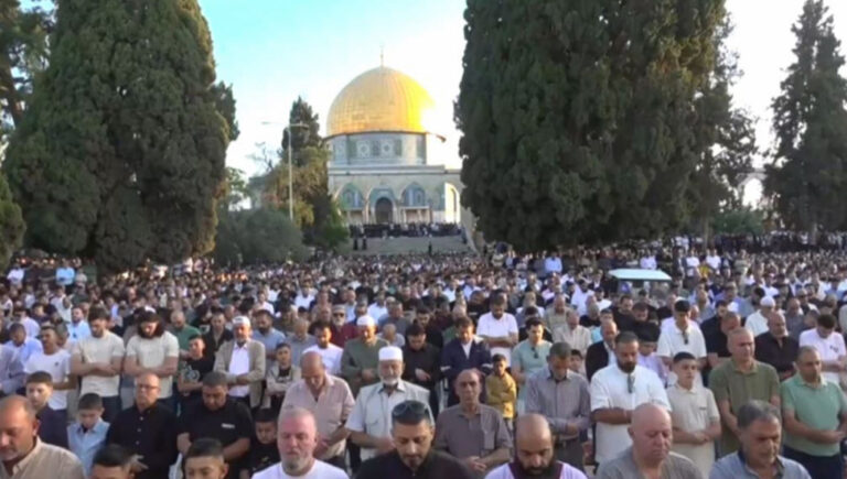 আল-আকসায় হাজারো ফিলিস্তিনির ঈদুল আজহার নামাজ আদায়