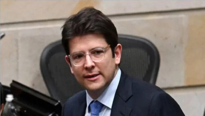 কলম্বিয়ার প্রেসিডেন্ট প্রার্থী মাথায় গুলিবিদ্ধ কলম্বিয়ার প্রেসিডেন্ট প্রার্থী মাথায় গুলিবিদ্ধ