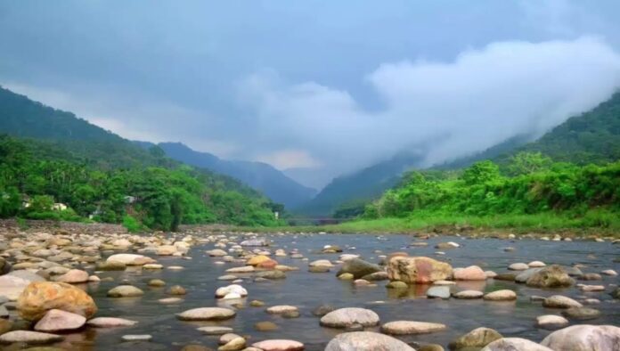 জাফলংয়ে পর্যটকদের ওপর চোরাকারবারিদের হামলা জাফলংয়ে পর্যটকদের ওপর চোরাকারবারিদের হামলা