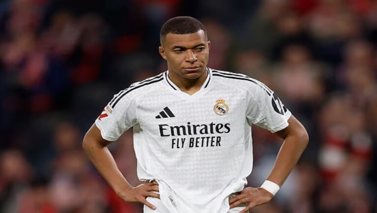 তারকা ফুটবলার এমবাপ্পেকে হাসপাতালে ভর্তি