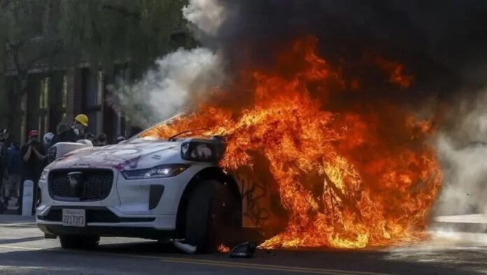 তৃতীয় দিনেও বিক্ষোভে উত্তাল লস অ্যাঞ্জেলেস তৃতীয় দিনেও বিক্ষোভে উত্তাল লস অ্যাঞ্জেলেস