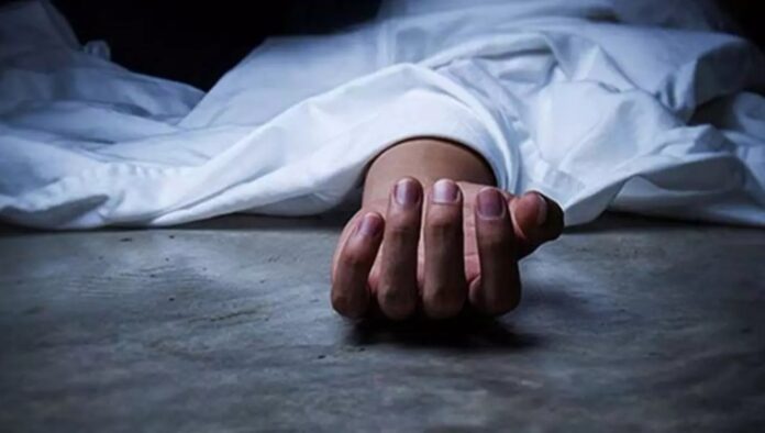 ভিজিডির চালের লাইনে মৃত্যুর কোলে ঢলে পড়লেন গৃহবধূ ভিজিডির চালের লাইনে মৃত্যুর কোলে ঢলে পড়লেন গৃহবধূ