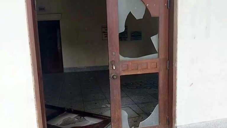 সিরাজগঞ্জে রবীন্দ্র কাছারিবাড়িতে হামলা-ভাঙচুর