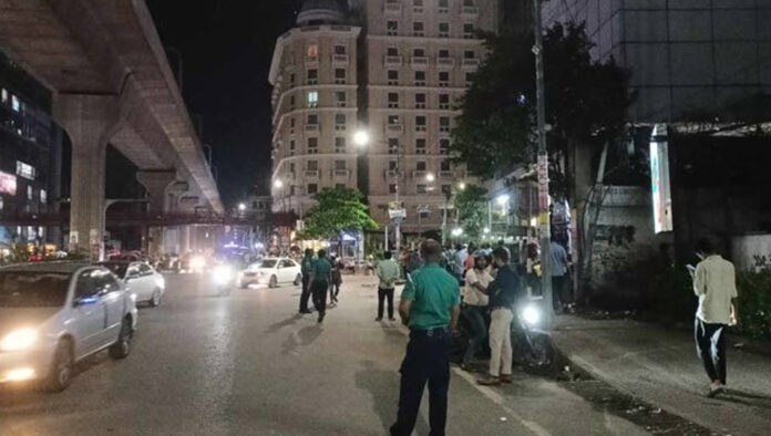 ককটেল আতঙ্কে এনসিপি কার্যালয়ের সামনে অতিরিক্ত পুলিশ মোতায়েন ককটেল আতঙ্কে এনসিপি কার্যালয়ের সামনে অতিরিক্ত পুলিশ মোতায়েন