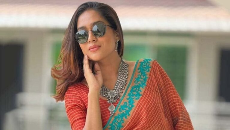 চলচ্চিত্র অনুদান কমিটি ছাড়লেন অভিনেত্রী মম