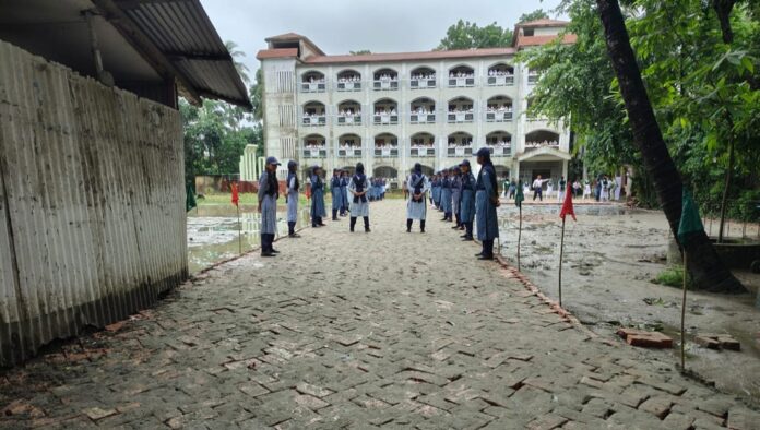 ডিসি আসবেন বলে বিদ্যালয়ের মাঠে রাতারাতি রাস্তা নির্মাণ