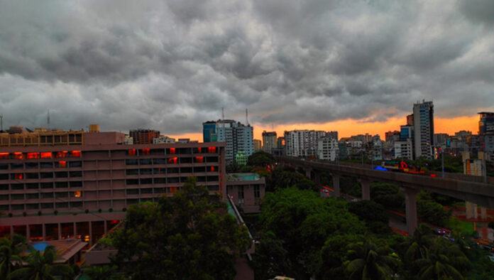 ঢাকায় মেঘলা আকাশ, ৭ অঞ্চলে ঝড়ের আভাস