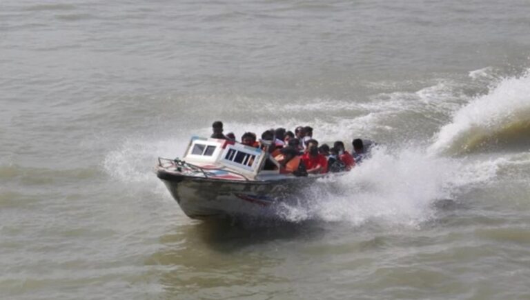 পদ্মা নদীতে ট্রলার-স্পিডবোটের সংঘর্ষে নিখোঁজ ১