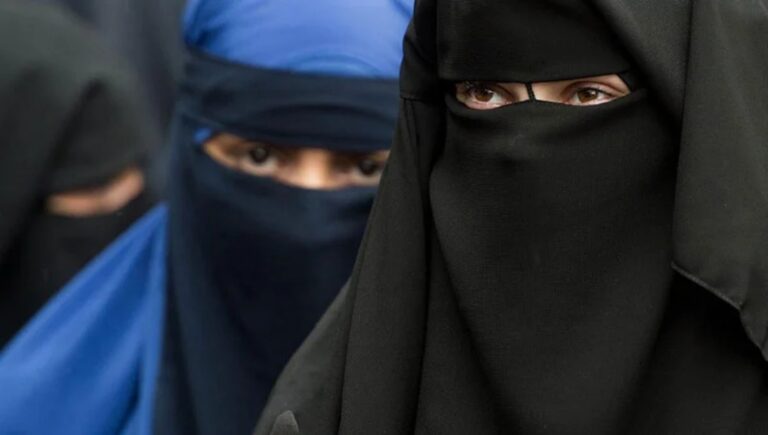 প্রকাশ্যে বোরকা ও নিকাব পরা নিষিদ্ধ করলো কাজাখস্তান