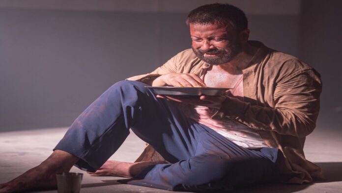 প্লেট হাতে কাঁদছেন শাকিব