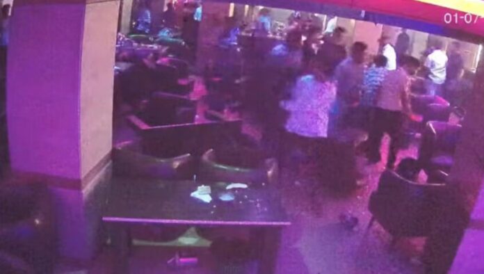 বনানীতে যুবদল নেতার নেতৃত্বে হোটেলে ঢুকে নারীদের মারধর