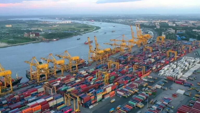 ব্যবসায়ীরা দিশেহারা, মুনাফা বাড়াতে মরিয়া চট্টগ্রাম বন্দর