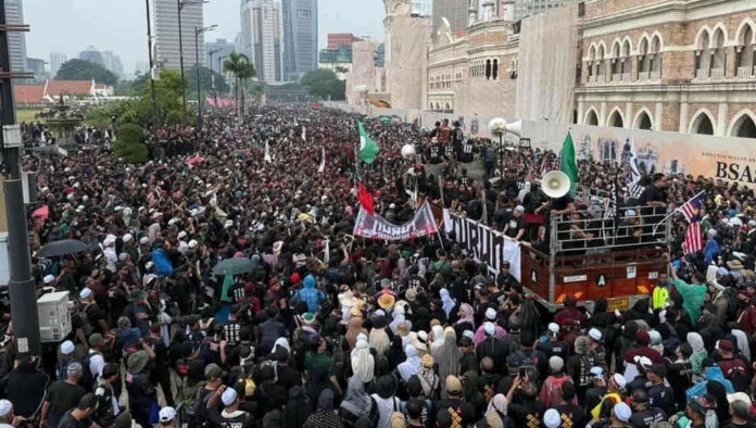 মালয়েশিয়ার প্রধানমন্ত্রীর পদত্যাগের দাবিতে বিক্ষোভ, অংশ নিয়েছেন শতবর্ষী মাহাথিরও মালয়েশিয়ার প্রধানমন্ত্রীর পদত্যাগের দাবিতে বিক্ষোভ, অংশ নিয়েছেন শতবর্ষী মাহাথিরও