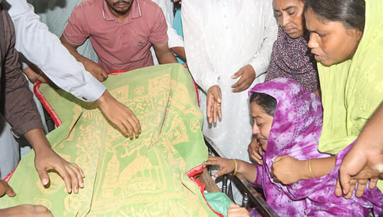 রাইসা মনিকে গ্রামের বাড়িতে চিরবিদায়, শোকাহত এলাকাবাসী