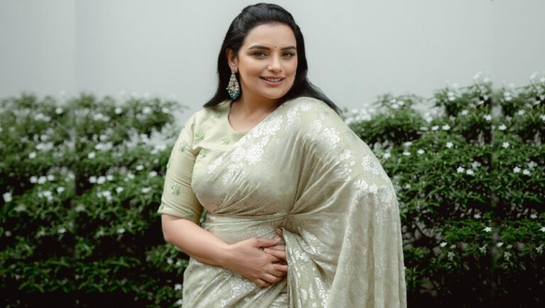 অশ্লীল অভিনয়, অভিনেত্রী শ্বেতা মেননের বিরুদ্ধে মামলা