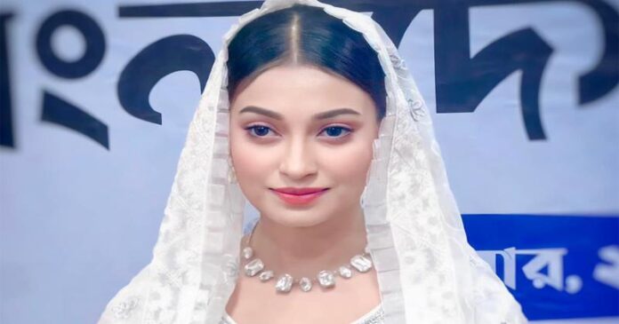 আমার হাসিতে মানুষ মুগ্ধ হয়ে তাকিয়ে থাকতো: রাজ রীপা