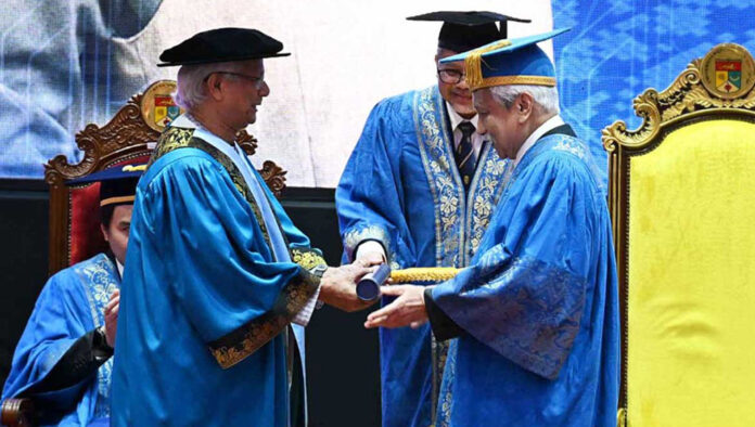 ড. ইউনূসকে সম্মানসূচক ডক্টরেট ডিগ্রি দিলো ইউকেএম