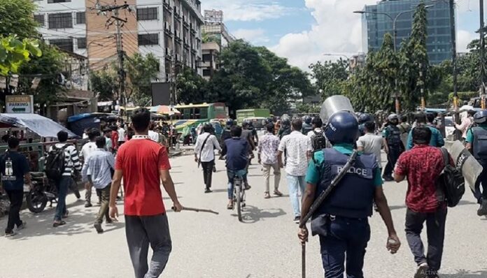 ফের ঢাকা ও সিটি কলেজ শিক্ষার্থীদের সংঘর্ষ, পুলিশের লাঠিচার্জ ও সাউন্ড গ্রেনেড