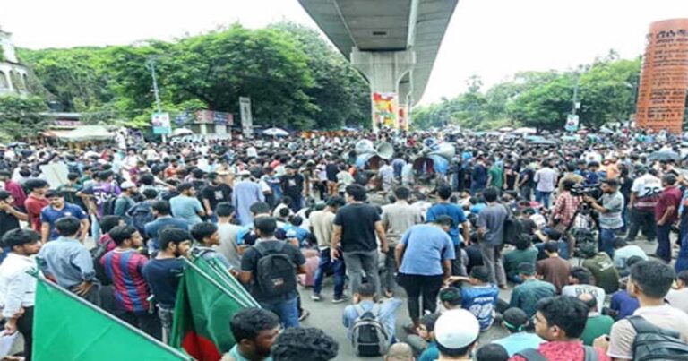 শাহবাগ অবরোধ প্রকৌশল শিক্ষার্থীদের, যান চলাচল বন্ধ