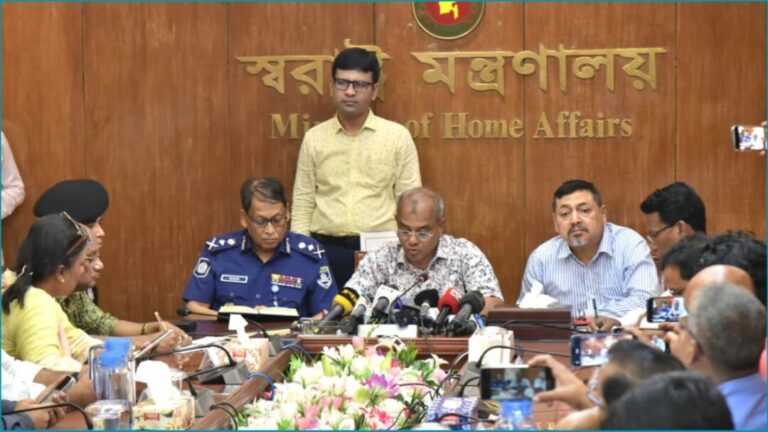 সড়কে ১ হাজার ৬০৪ অবরোধ, দায়ী ১২৩ সংগঠন : স্বরাষ্ট্র উপদেষ্টা