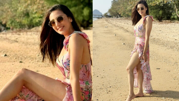 সৈকতে অনবদ্য লুকে মিম