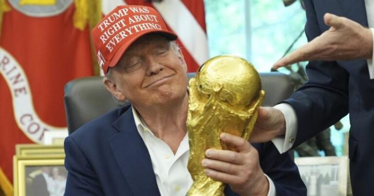 ‘ফেরত দেব বলে মনে হয় না’ – বিশ্বকাপ ট্রফি হাতে নিয়ে বললেন ট্রাম্প