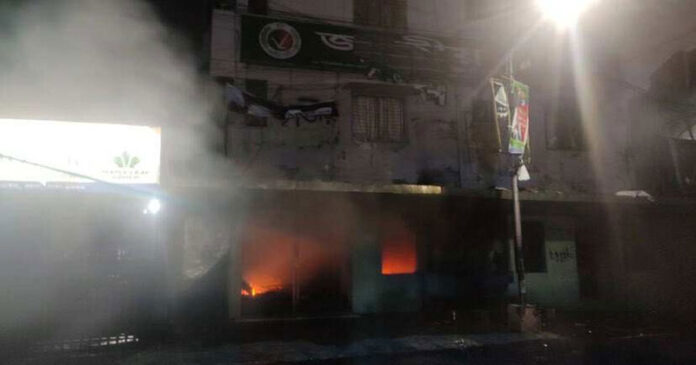 জাতীয় পার্টির কেন্দ্রীয় কার্যালয়ে হামলা-অগ্নিসংযোগ জাতীয় পার্টির কেন্দ্রীয় কার্যালয়ে হামলা-অগ্নিসংযোগ