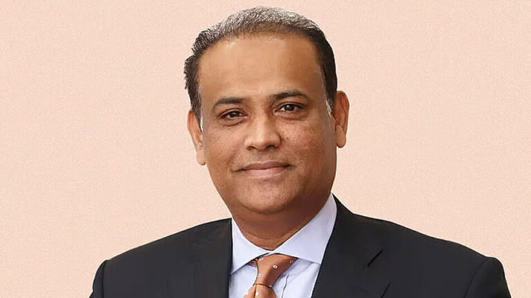 সাইফুজ্জামানের চেক দিয়ে ১ কোটি ৭৬ লাখ টাকা উত্তোলন, কর্মকর্তা আটক