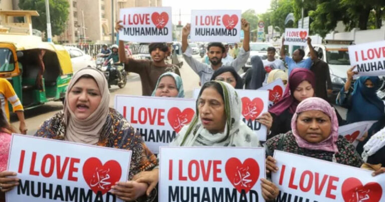 আই লাভ মুহাম্মদ’ সাইনবোর্ড লিখে তোপের মুখে ভারতের মুসলিমরা